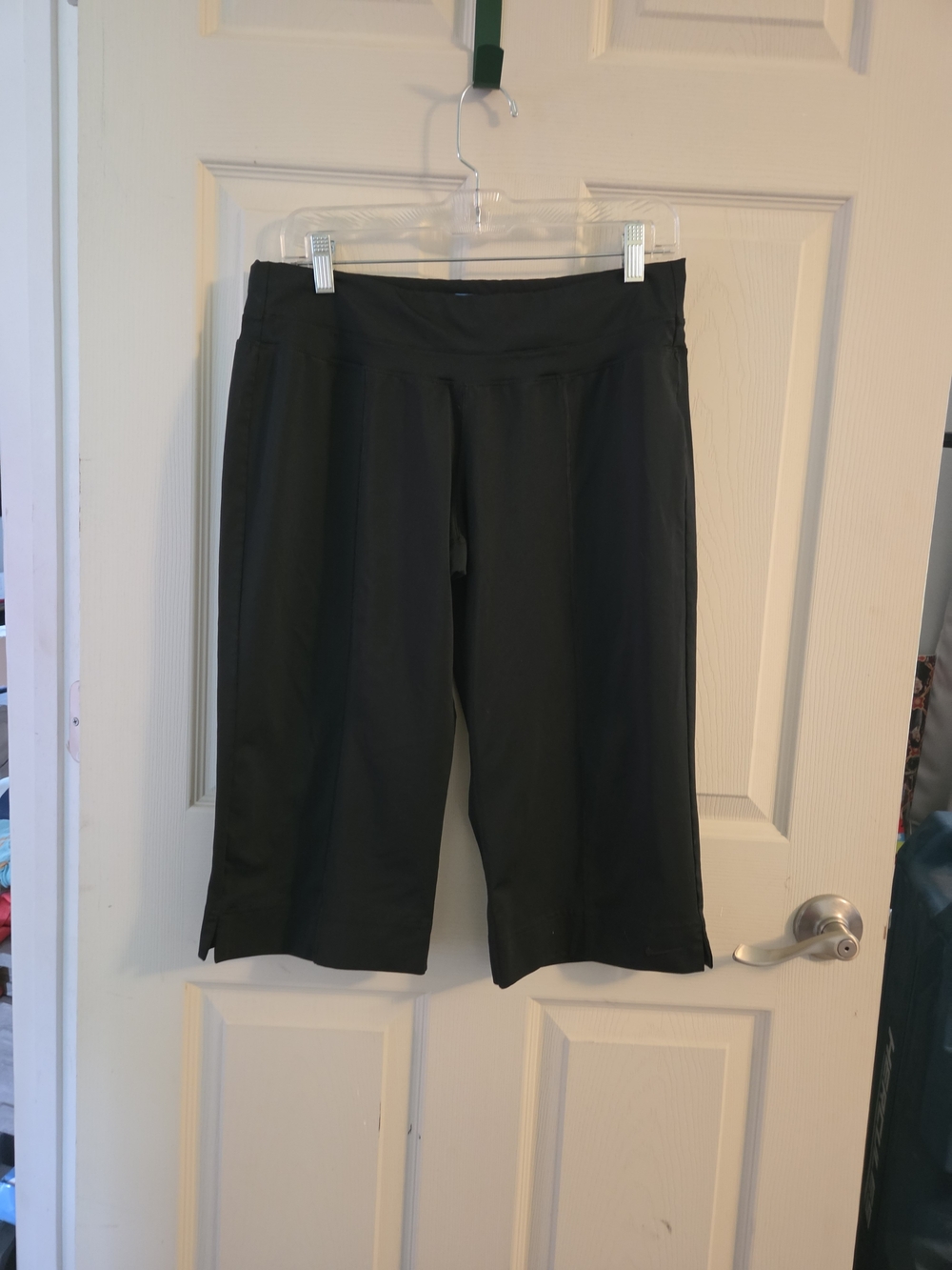 Nike Black Women's Knee-Length Athletic DriFit Cropped Leggings